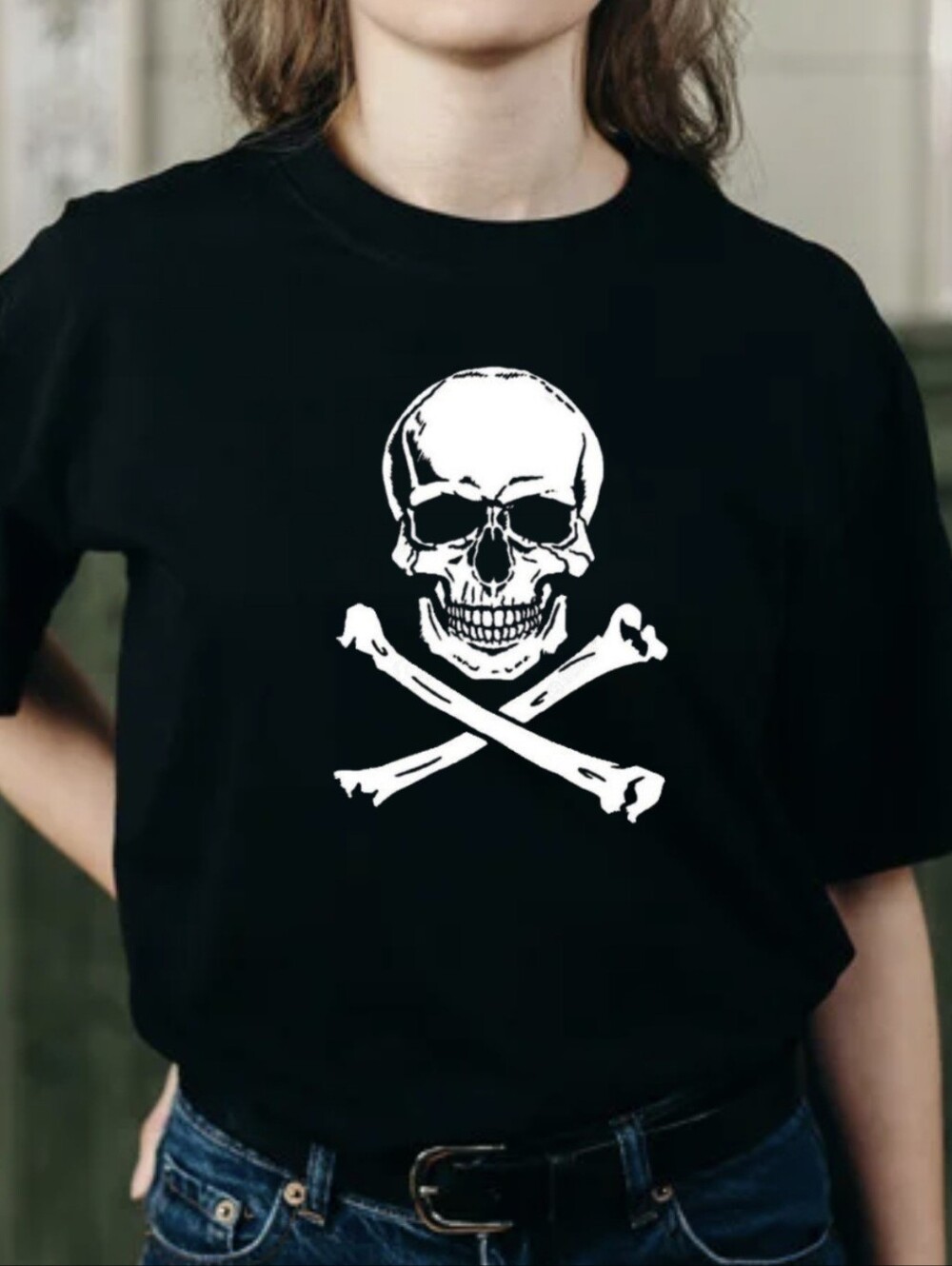 Luxury Custom Classic Skull and Crossbones Aesthetic Streetwear Tee - L